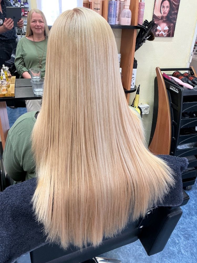 Blond dlouhé vlasy po barvení — práce Salonu Paráda