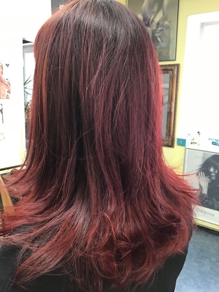 Vínové ombré s pramínky — práce Salonu Paráda