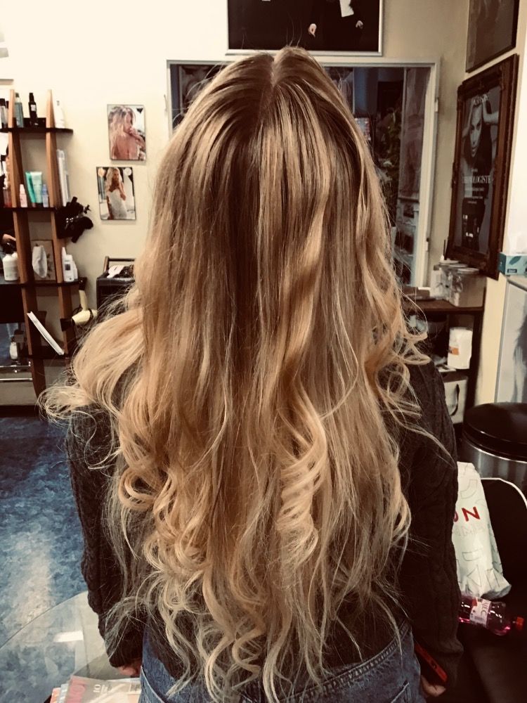 Blond lokny do společnosti — práce Salonu Paráda