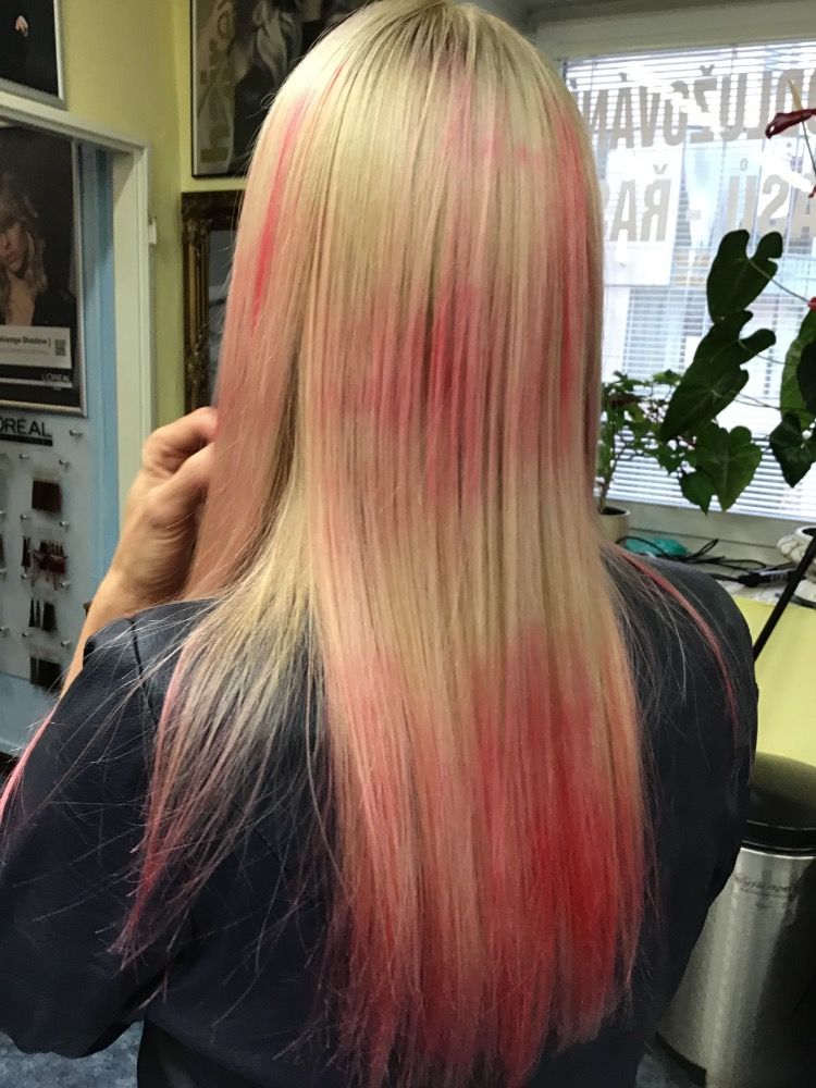 Blond s růžovými pramínky — práce Salonu Paráda