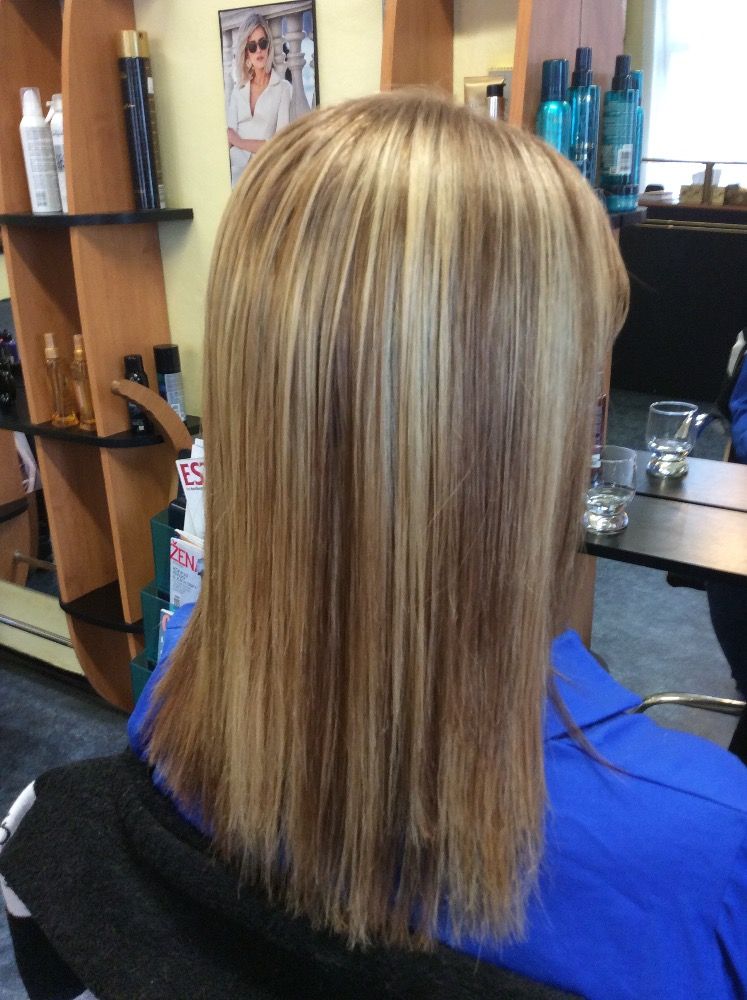 Blond rovné vlasy — práce Salonu Paráda