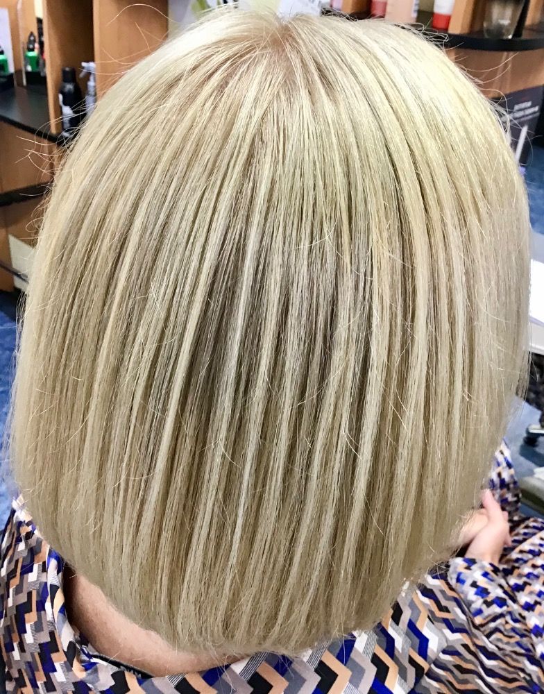 Platinově blond dlouhé vlasy — práce Salonu Paráda